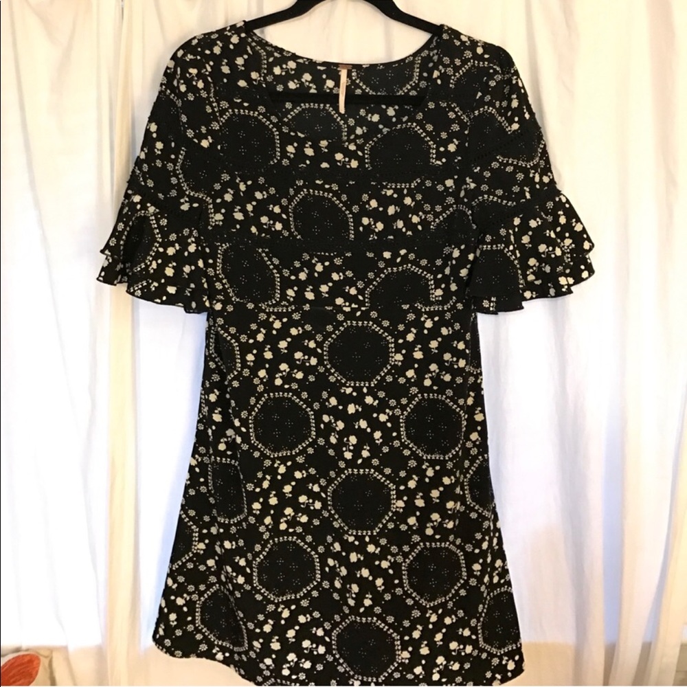 🌼Free People Bell Sleeve Floral Mini🌼
